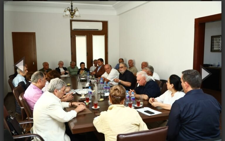 Azərbaycan Kinematoqrafçılar İttifaqının binası və ya kino sahəsini təmsil edən rəmzi görüntü.
