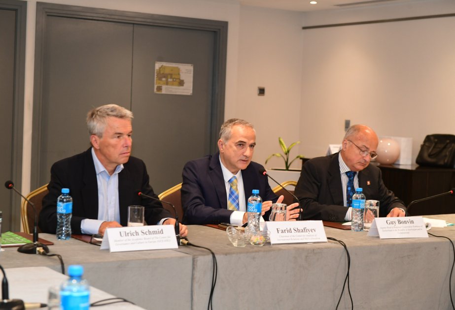 Bakıdakı beynəlxalq konfransın iştirakçıları panel müzakirəsi zamanı