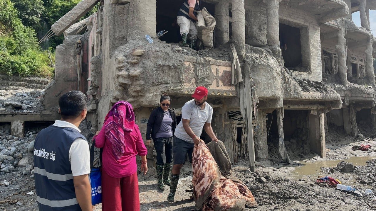 Himalayda buzlaq uçqunundan sonra dağ mənzərəsi.