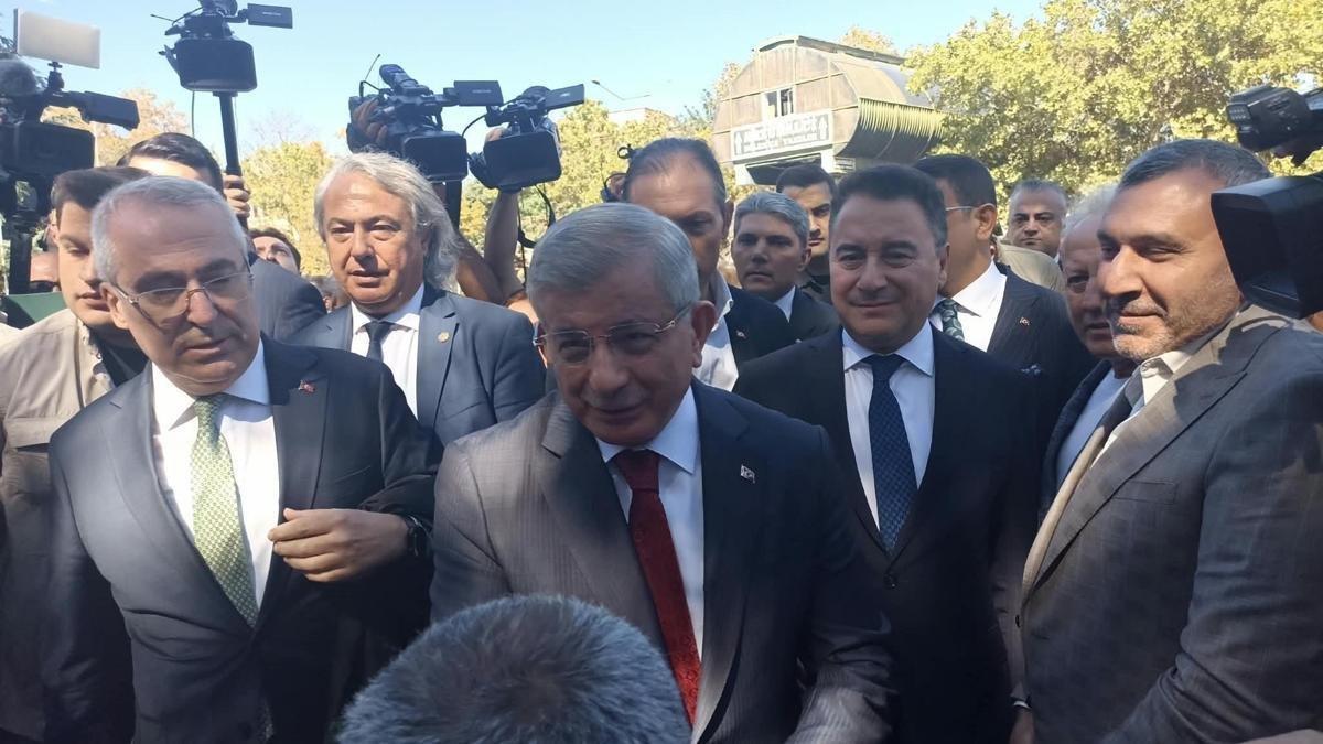 Əhməd Davudoğlu məhkəmə binasının qarşısında