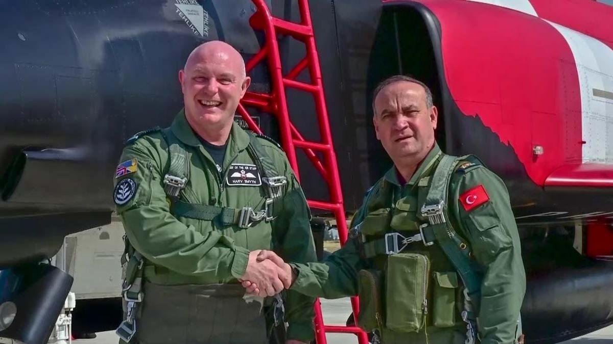 Истребители F-4 в небе над Коньей во время совместного полёта турецкого и британского командующих ВВС