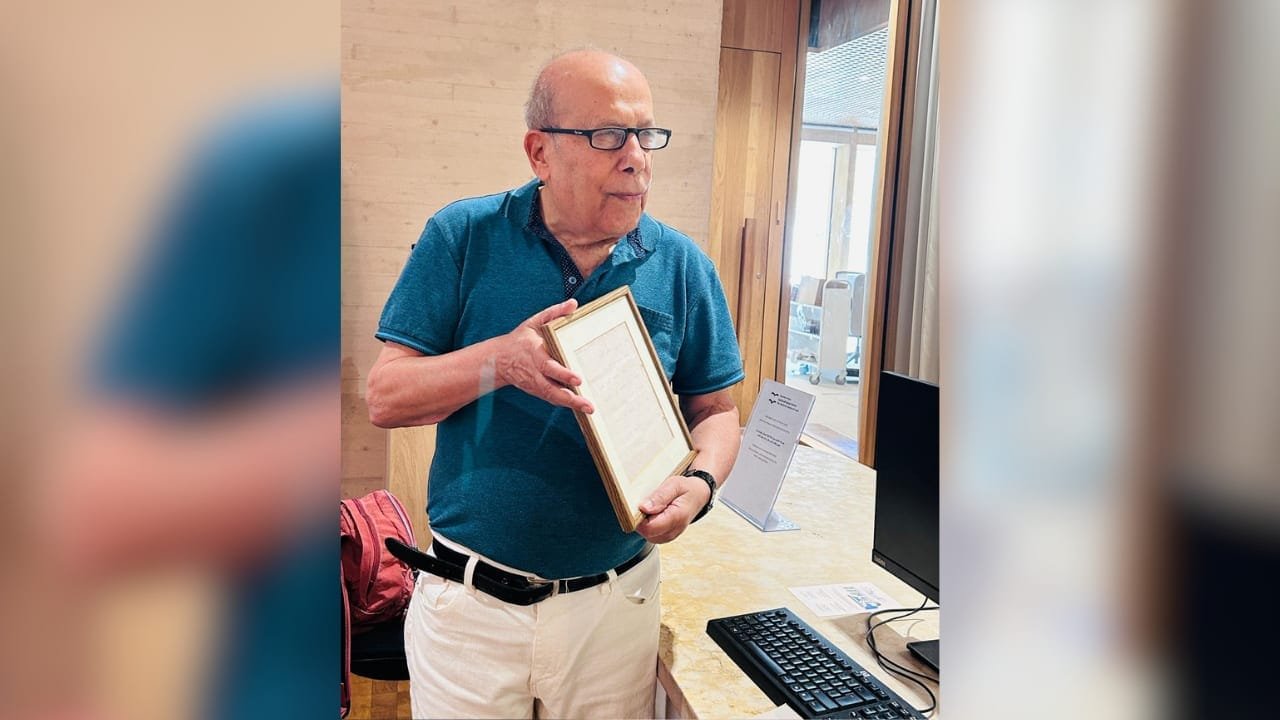 Aharon Bar-Oz donating Naomi Shemer's letter to the National Library of Israel