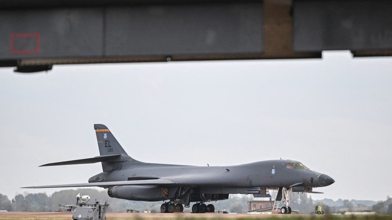 ABŞ Hərbi Hava Qüvvələrinin B-1 Lancer bombardmançısı RAF Fairford aviabazasının dayanacağında