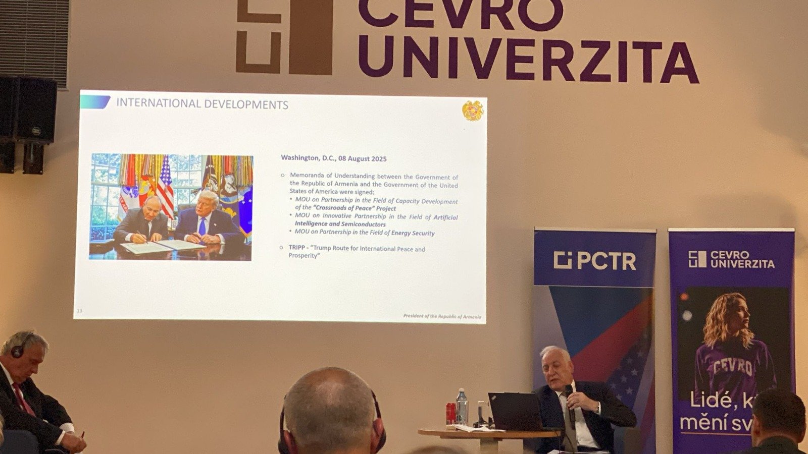 Ermənistan prezidenti Vaaqn Xaçaturyan Praqadakı CEVRO Universitetində keçirilən görüşdə çıxış edir.