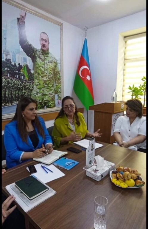 Qərbi Azərbaycan İcmasının Nizami rayon nümayəndəliyində keçirilən iclasın iştirakçıları.