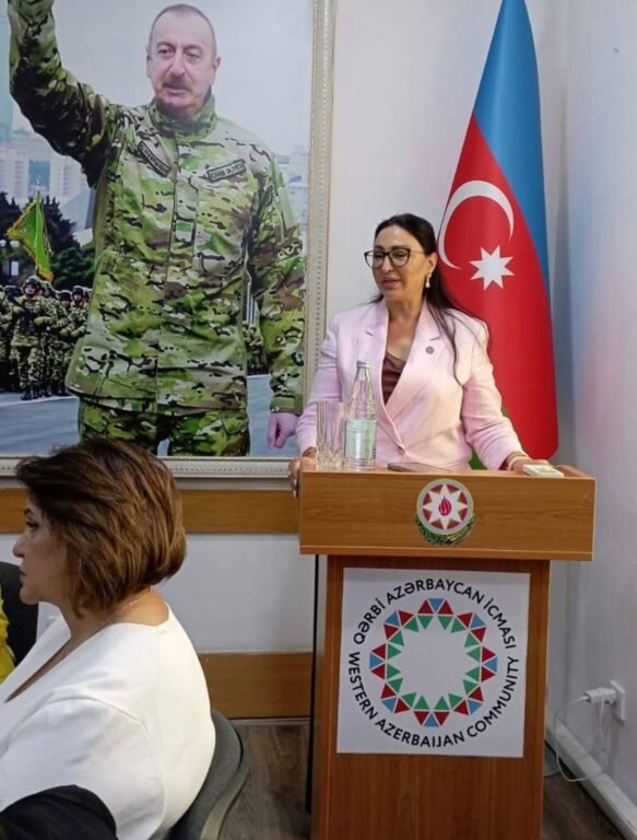 Qərbi Azərbaycan İcmasının Nizami rayon nümayəndəliyində keçirilən iclasın iştirakçıları.