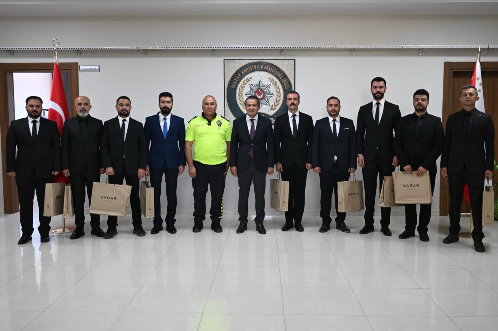 Hatay İl Polis İdarəsinin rəisi Rüştü Yılmaz və mükafatlandırılan polis əməkdaşları