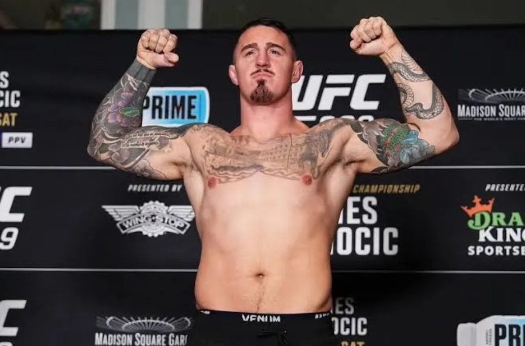 Том Аспиналл с чемпионским поясом UFC