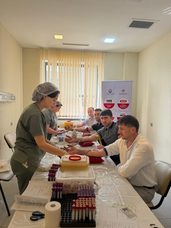 Процесс забора крови у доноров на акции по сдаче крови, организованной в Самухе