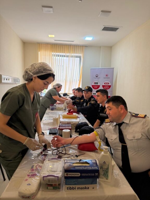 Процесс забора крови у доноров на акции по сдаче крови, организованной в Самухе