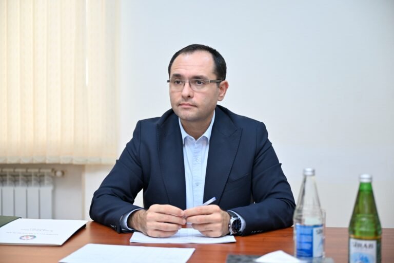 Министр сельского хозяйства Азербайджана Меджнун Мамедов на встрече с гражданами в Шабране