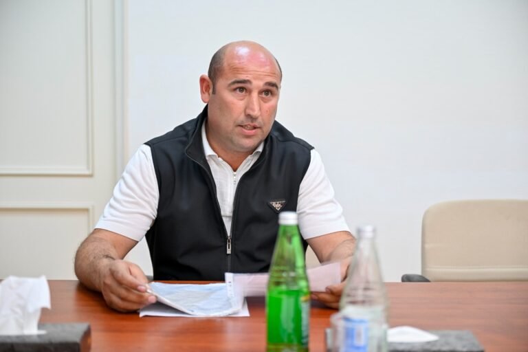Министр сельского хозяйства Азербайджана Меджнун Мамедов на встрече с гражданами в Шабране