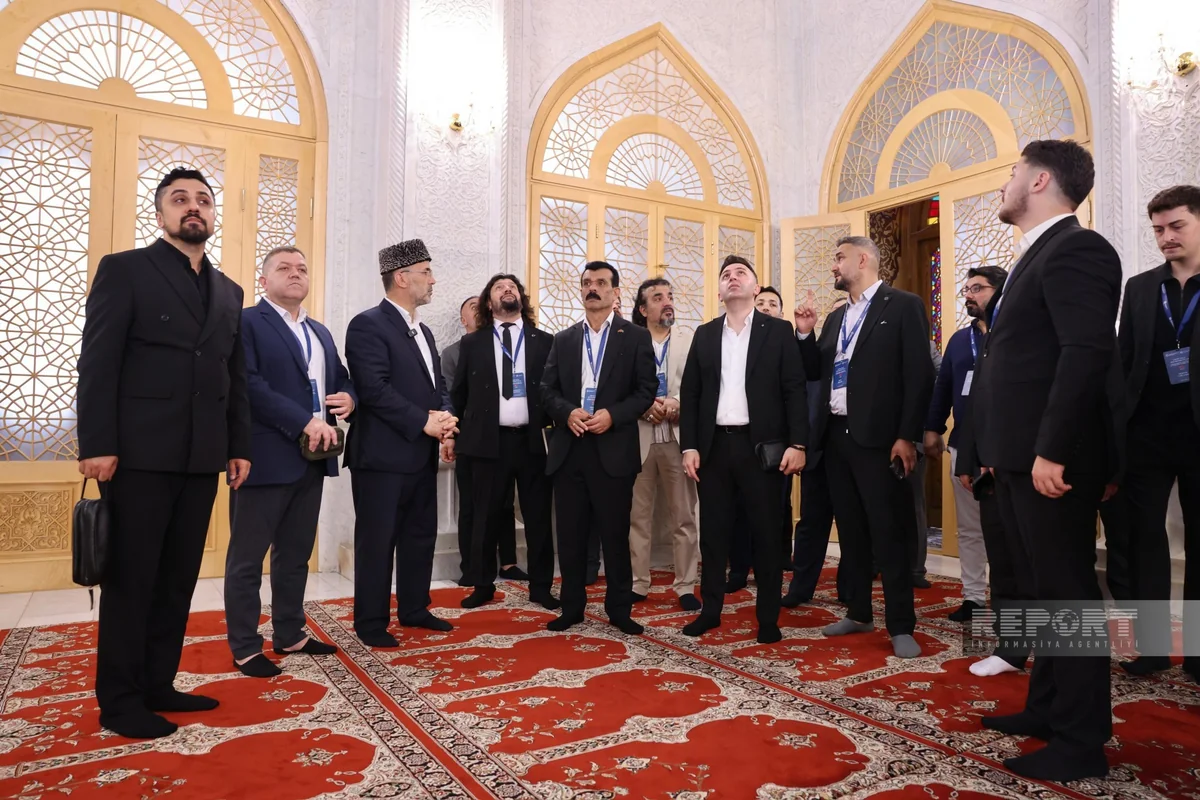 Bibiheybət məscidini ziyarət edən din xadimləri