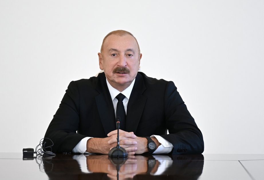 Президент Азербайджана Ильхам Алиев во время приема международной делегации в Баку