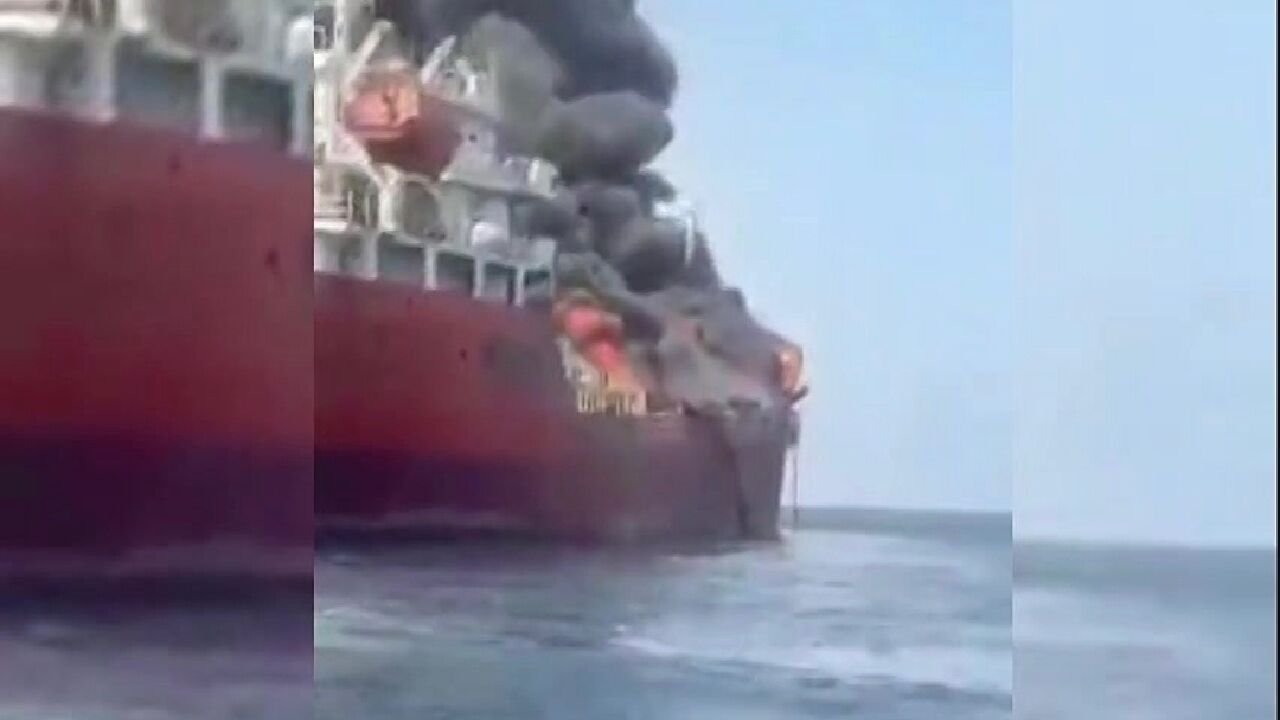 Hörmüz boğazında yanan neft tankeri