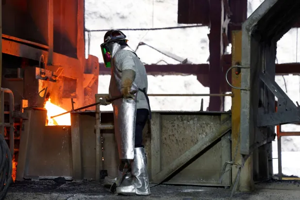 China's refined copper supply shortfall keeps metal prices near two-week high