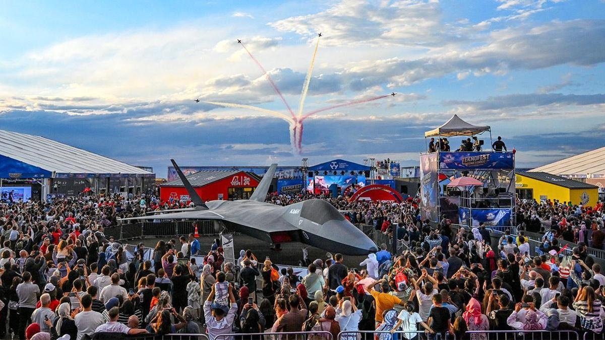 Пилотажная группа Türk Yıldızları в небе над Шанлыурфой на фестивале TEKNOFEST Güneydoğu