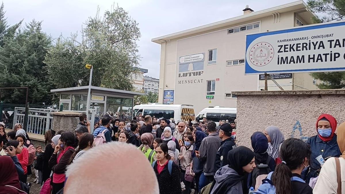 Kahramanmaraşda məktəb binası qarşısında təcili yardım maşınları