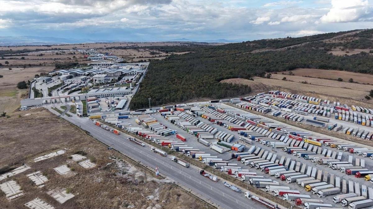 Türkiyə-Bolqarıstan sərhədində TIR növbəsi 30 kilometrə çatıb