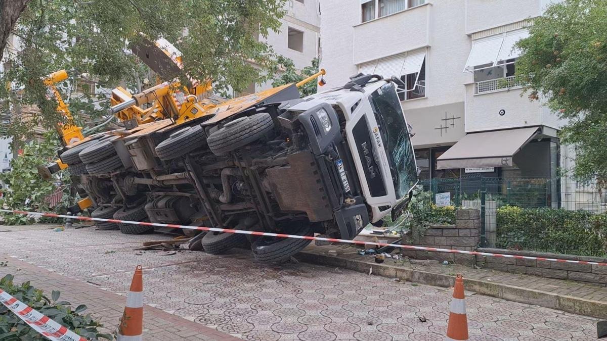 Kadıköydə tikinti meydançasında aşan kran və zədələnmiş 11 mərtəbəli bina
