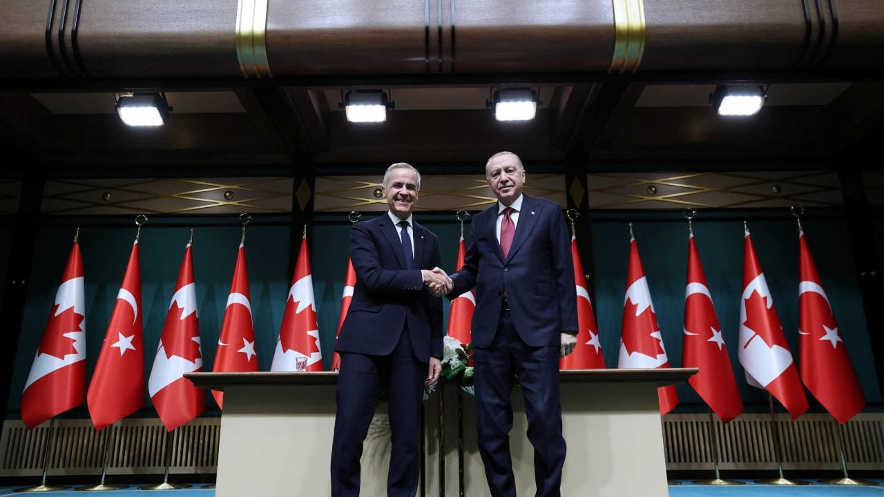 Rəcəb Tayyib Ərdoğan və Mark Karni Ankarada mətbuat konfransı zamanı əl sıxırlar