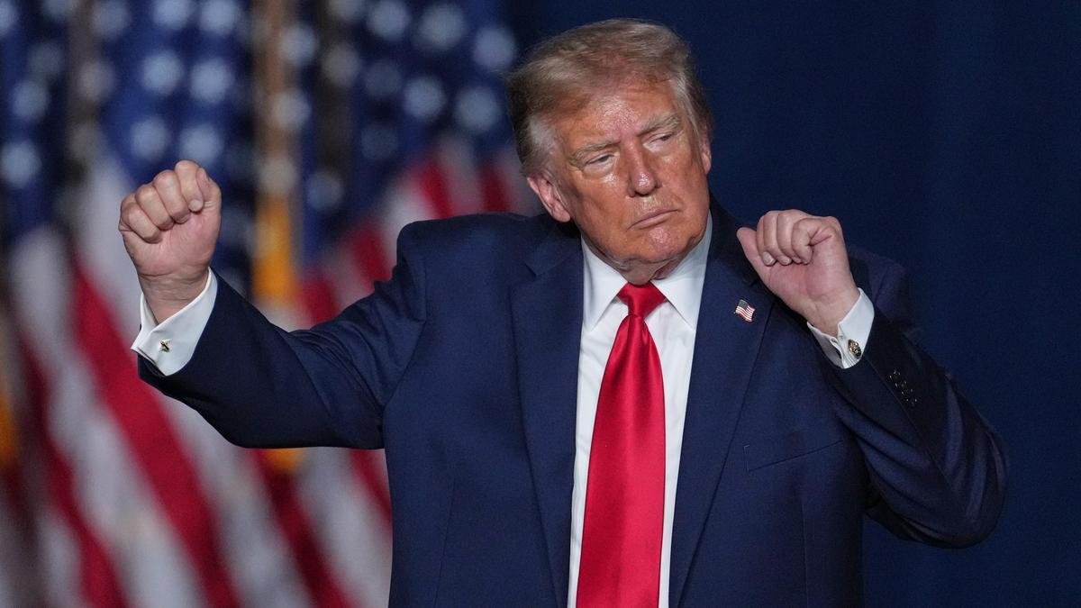 ABŞ prezidenti Donald Tramp Oval kabinetdə jurnalistlərə danışır