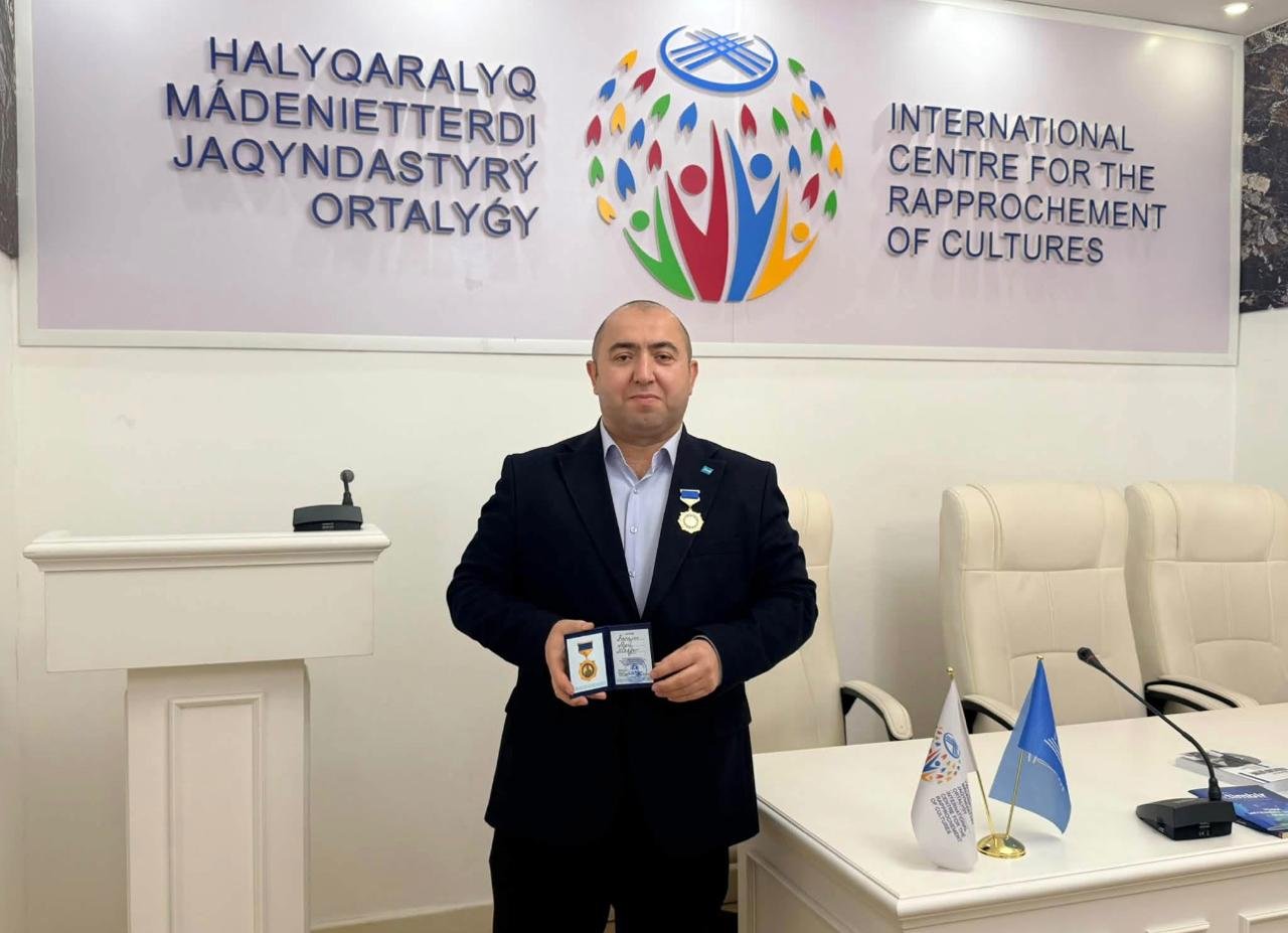 Aqil Alasgar receiving the Kemal Tokayev Order in Kazakhstan