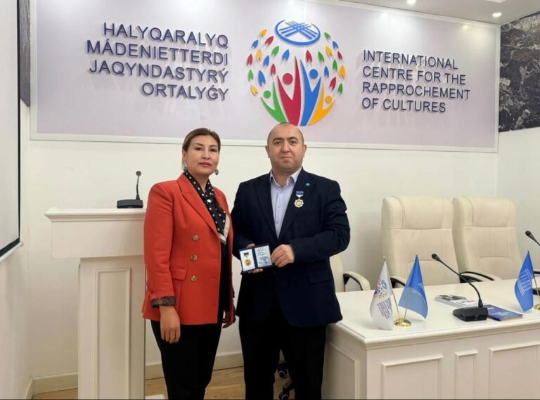 Aqil Alasgar receiving the Kemal Tokayev Order in Kazakhstan