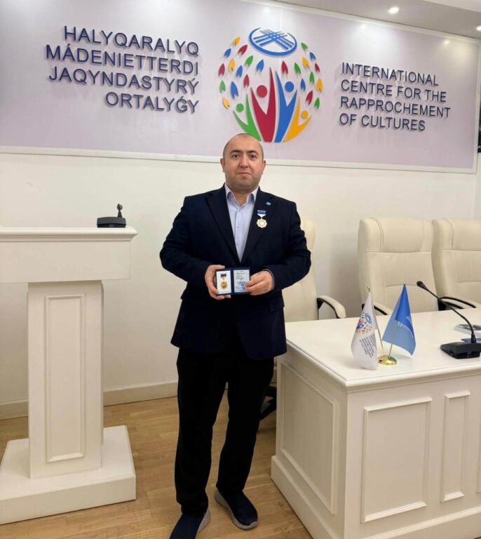 Aqil Alasgar receiving the Kemal Tokayev Order in Kazakhstan