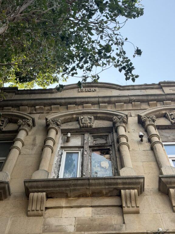 В Баку упала колонна исторического здания на улице Нефтчи Гурбан