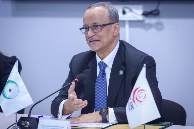 İƏT-in Baş katibi Azərbaycanda təqaüdlə təhsil alan xarici tələbələrlə görüşüb