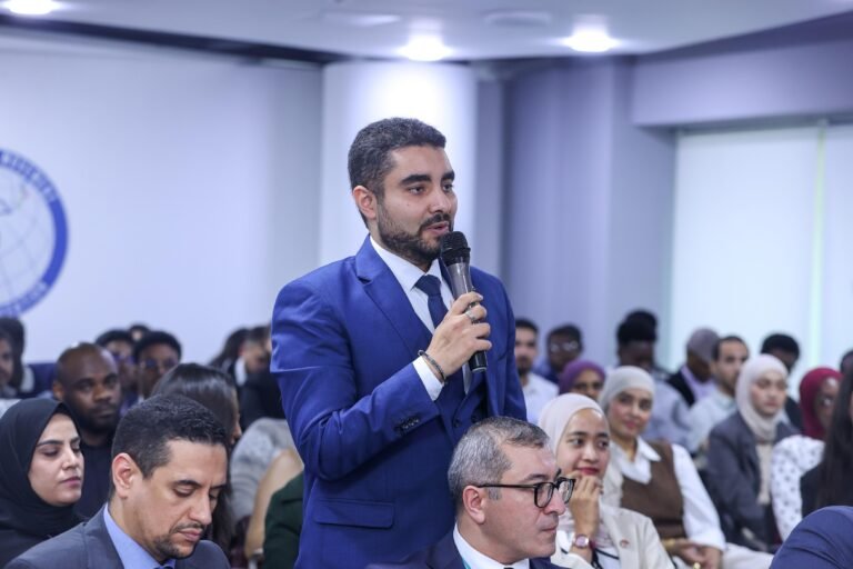 İƏT-in Baş katibi Azərbaycanda təqaüdlə təhsil alan xarici tələbələrlə görüşüb