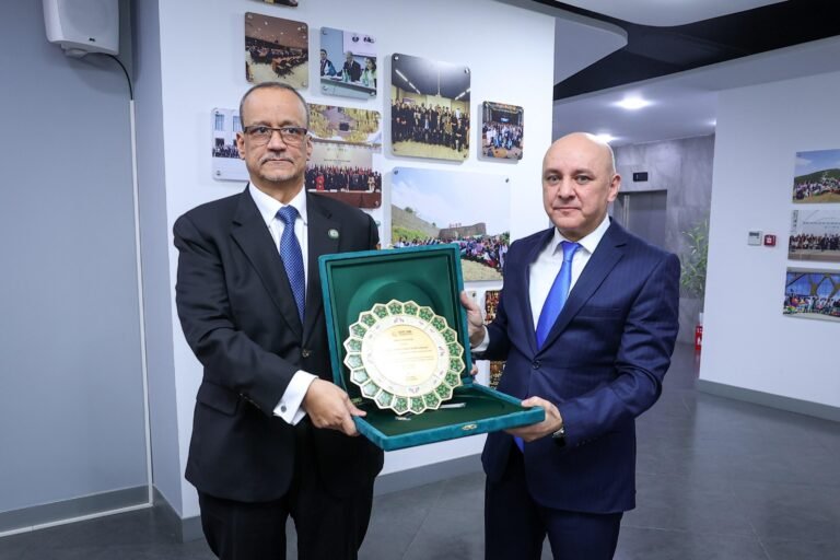 İƏT-in Baş katibi Azərbaycanda təqaüdlə təhsil alan xarici tələbələrlə görüşüb