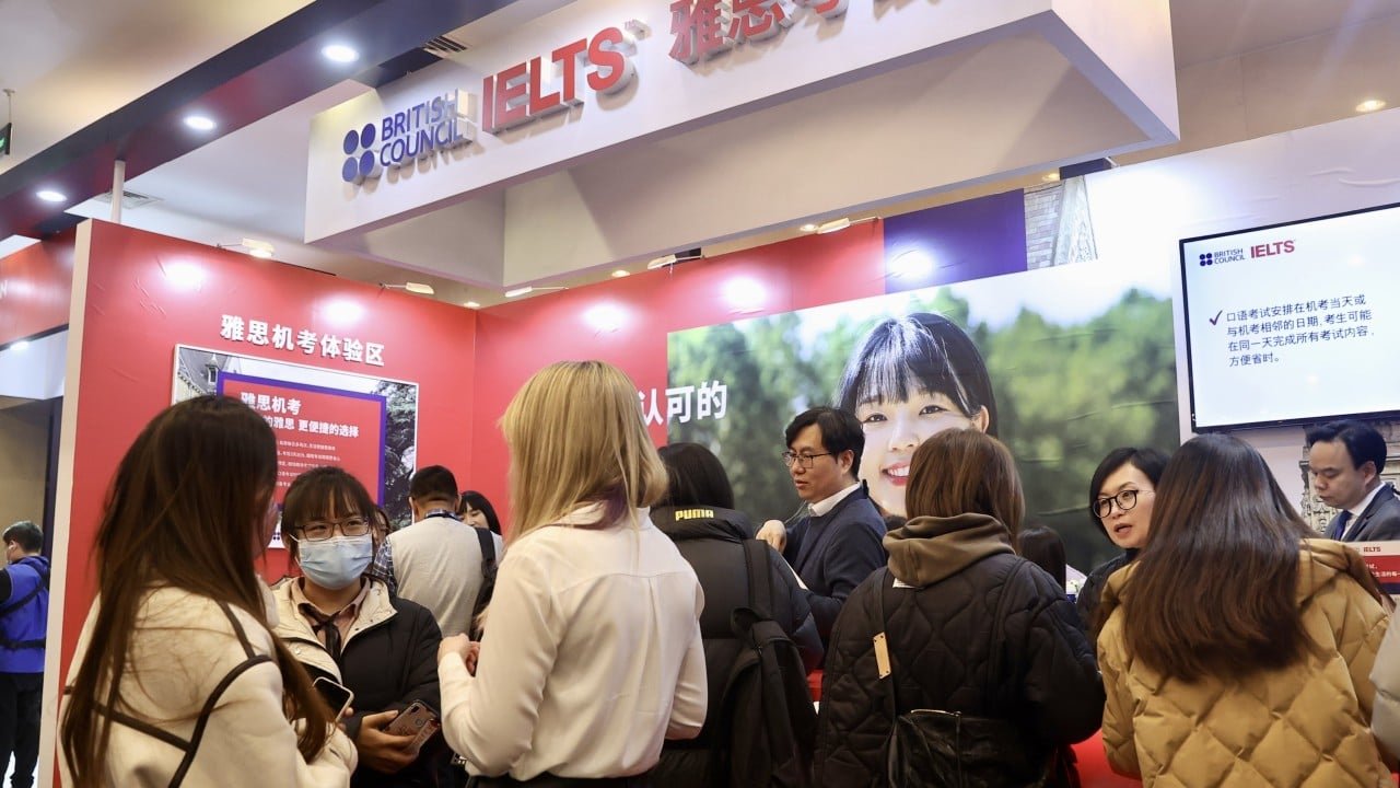Britaniya Şurası binasının yanında IELTS imtahanı afişası