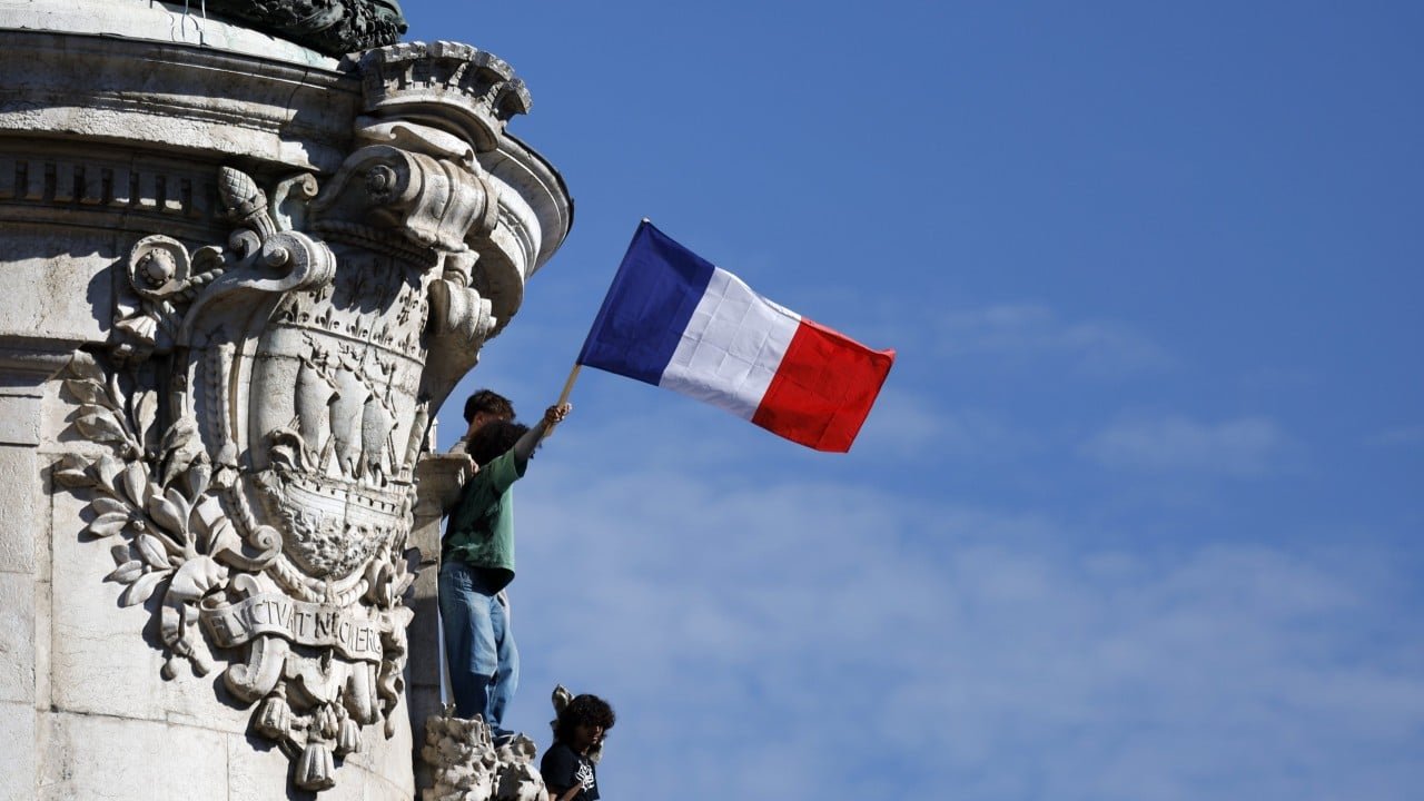 Economists analyze French bond yields and budget deadlock