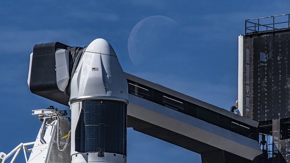 Логотип SpaceX на фоне спутниковой группировки Starlink