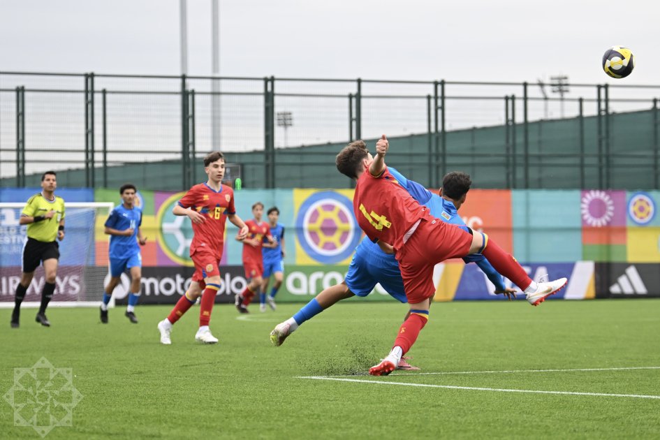 Игроки сборной Азербайджана U-15 на поле во время матча чемпионата мира